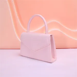 Borsa a mano in pelle rosa con un design elegante a patta a bustina per donne.