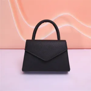 Elegante borsa a mano nera in pelle con manico, design chic con patta per donne e feste.