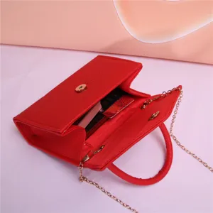 Borsa da sera elegante in pelle rossa con tracolla a catena dorata per donna, vista dettagliata.