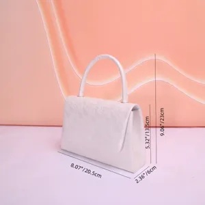 Dettaglio delle dimensioni della borsa da sera bianca elegante con design compatto per donne.