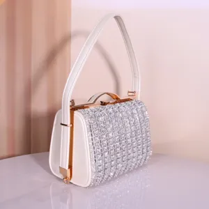 Sac de soirée élégant en strass avec cadre métallique structuré pour les fêtes.