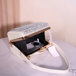 Élégante pochette de soirée en strass avec cadre métallique doré, sac à bandoulière pour femmes.