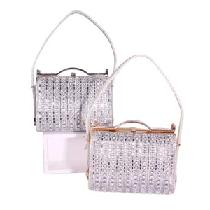 Sac de soirée scintillant en strass, pochette rétro élégante avec poignée métal et bandoulière.