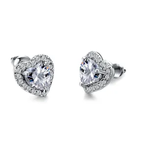 Vista detallada de pendientes de botón de circonita en forma de corazón, diseño de plata.