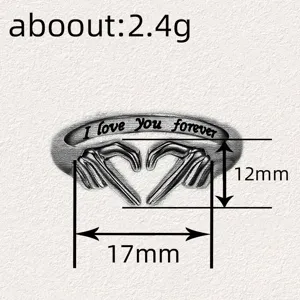 Primer plano detalle de anillo manos corazon grabado I love you forever accesorio