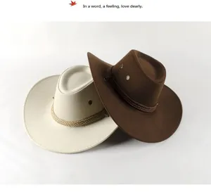 Vista detallada de dos sombreros de vaquero occidental con banda trenzada y ojales.
