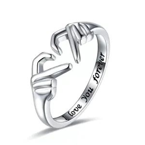 Anillo de plata con gesto de corazón para mujer, joya diaria dulce con grabado de amor eterno.