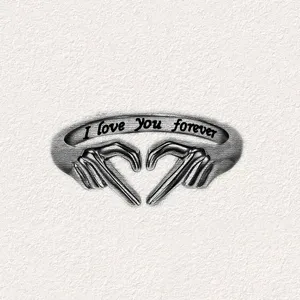 Primer plano de los detalles del anillo vintage de manos de esqueleto con texto grabado.