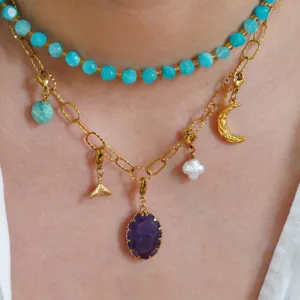 Primo piano dettaglio della collana con ciondolo DIY a doppio strato con pietre e catena.