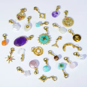 Ciondolo per collana fai da te con pietra naturale e perla barocca dettaglio.