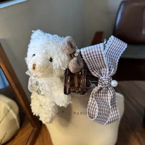 Süße koreanische Plüsch Bär Haarklammer mit braunem Karomosaik Schleife und Strass für Damen.