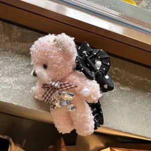 Detailansicht der süßen rosa lockigen Teddybär Haarklammer mit Kristall und Karo-Schleife.