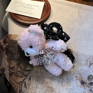 Flauschige rosa Bär Haarklammer mit Strass Kristallen und süßer karierter Schleife für Damen.