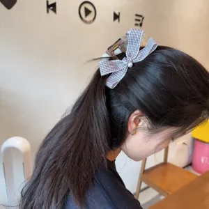 Koreanischer Stil milchweiße lockige Bär Haarklammer mit süßem Karo-Schleife für Damen.