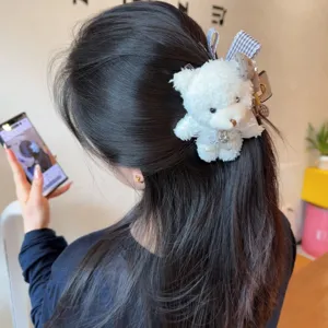 Flauschige weiße Bären Haarklammer mit Karoschleife und Strasssteinen für Damen und Mädchen.