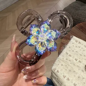 Primo piano dettagliato della molletta per capelli con strass di cristallo floreale.