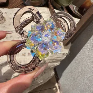 Primo piano del fermaglio per capelli con fiore in cristallo scintillante su montatura trasparente.