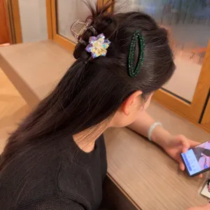 Squisito fermaglio per capelli con strass colorati e forcella di cristallo verde dettaglio.