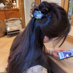 Dettaglio di un elegante fermaglio per capelli con strass a forma di fiore lucido.
