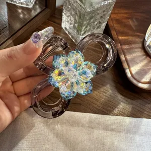Elegante pinza per capelli in acrilico con strass colorati e design floreale unico.