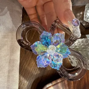 Dettaglio molletta per capelli con fiore di cristallo, strass iridescenti brillanti e chic.