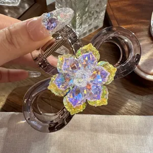 Primo piano dettaglio del fermaglio per capelli con strass, pinza in resina di cristallo.