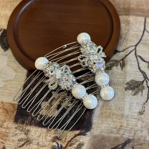 Peigne à cheveux perle nœud strass détail gros plan, accessoire cheveux métal cristal brillant