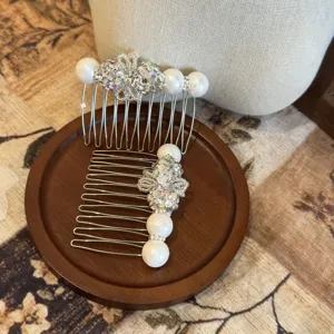 Vue détaillée d'un peigne à cheveux élégant style coréen nœud strass perle pour femmes.