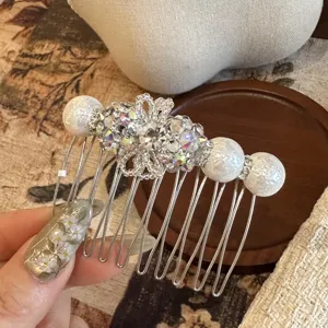 Vue détaillée du peigne à cheveux coréen avec nœud strass perle, bel accessoire de coiffure.