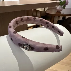 Roze gestipte gevoerde haarband met glinsterende strass steen voor een zoete stijl.