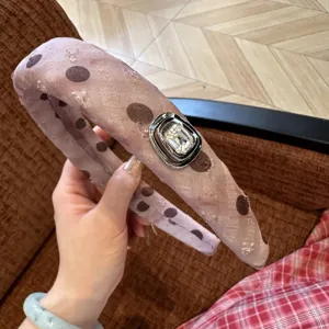 Roze haarband met stipjes in Koreaanse stijl en een schitterende grote strass-steen.