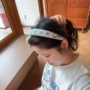 Gedetailleerde close-up van de schattige Koreaanse stijl stippen haarband, haaraccessoire mode.