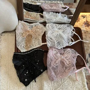 Vista dettagliata della maschera regolabile con strass paillettes farfalla stile coreano.