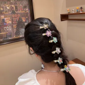 Élégantes pinces à cheveux fleur en cristal avec strass étincellants pour belles coiffures.