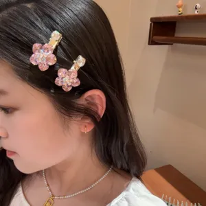 Gros plan détaillé de la jolie pince à cheveux fleur de cristal, pince canard strass étincelante.