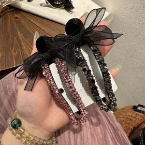 Primo piano di mollette per capelli con fiocco in strass e rete elegante, accessori di cristallo.