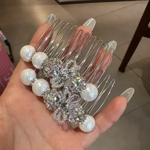 Peigne à cheveux strass nœud perle style coréen, détail pince à cheveux cristal scintillant.