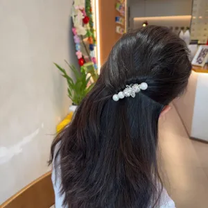 Peigne a cheveux perle strass style coreen pour coiffure laterale et chignon elegant.
