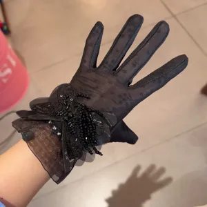 Gants courts noirs en dentelle élégants avec nœud papillon perlé étincelant pour femmes.