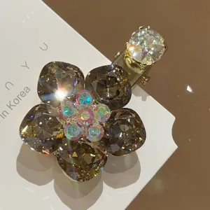 Détail de la pince à cheveux fleur de cristal étincelante, strass champagne et zircon.