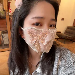 Mascherina viso farfalla con strass scintillanti stile coreano e nappe antipolvere.