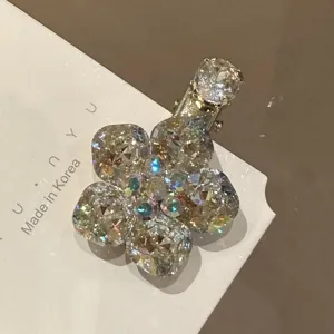 Gros plan détaillé de la pince à cheveux fleur de cristal scintillante, épingle élégante.