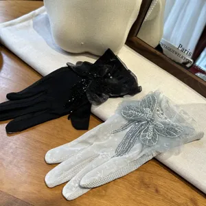 Gants en dentelle détail, avec gland de papillon délicat et tissu respirant pour l'été.