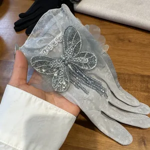 Gants de Protection Solaire en Dentelle Élégants pour Femmes Gants Courts en Maille Perlée à Franges Papillon Respirants Antidérapants pour Fêtes en Plein Air