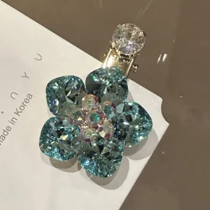 Détail de pince à cheveux fleur de cristal, strass brillants et beau design en métal.