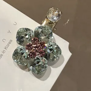Gros plan sur la pince à cheveux fleur de cristal, strass scintillants sur pince bec de canard.