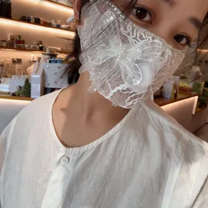 Mascherina viso farfalla in pizzo bianco con cristalli e paillettes dettaglio chic