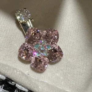 Pince à cheveux chic en cristal rose, barrette bec de canard strassée élégante pour les femmes.