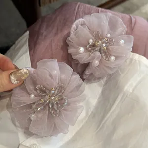 Rosa Organza Blumen Haargummi mit funkelnden Strasssteinen und Perlen, elegantes Haaraccessoire.
