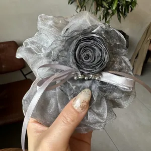 Elastico per capelli a rosa in tessuto argento brillante con nastro elegante e perle per donne.